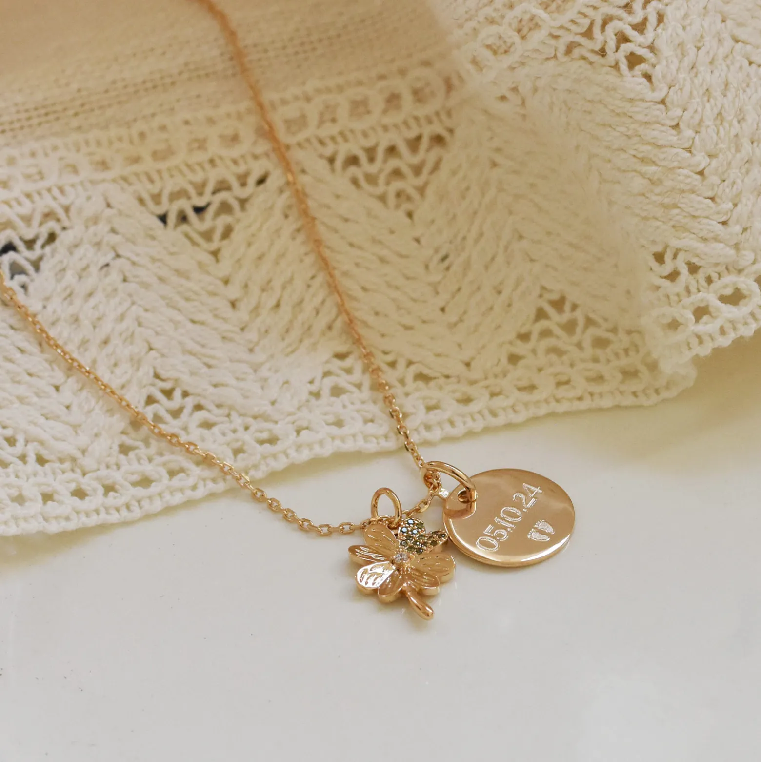 Pendentif enfant personnalisé médaille gravée plaqué or 15 mm et breloque trèfle scintillant 15 mm