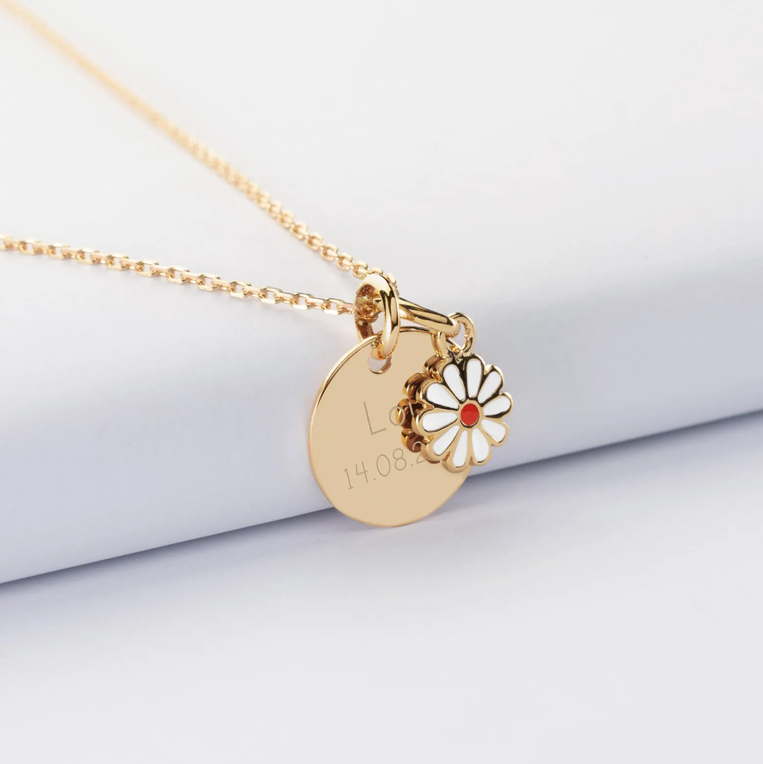 Pendentif enfant personnalisé médaille gravée plaqué or 15 mm et breloque email fleur marguerite 8 mm