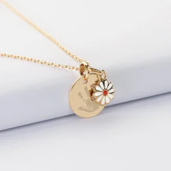 Pendentif enfant personnalisé médaille gravée plaqué or 15 mm et breloque email fleur marguerite 8 mm