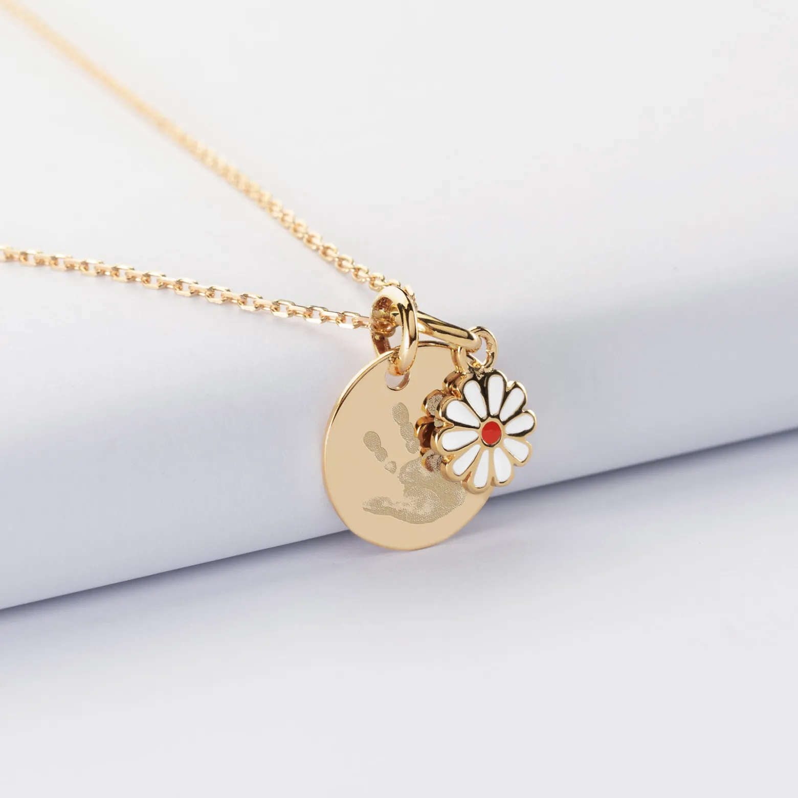 Pendentif enfant personnalisé médaille gravée plaqué or 15 mm et breloque email fleur marguerite 8 mm