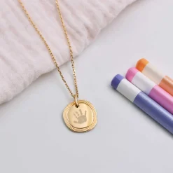 Pendentif enfant personnalisé médaille contour strié gravée plaqué or 17 mm