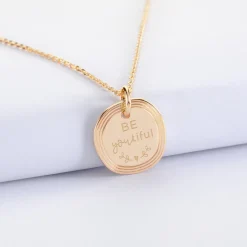 Pendentif enfant personnalisé médaille contour strié gravée plaqué or 17 mm