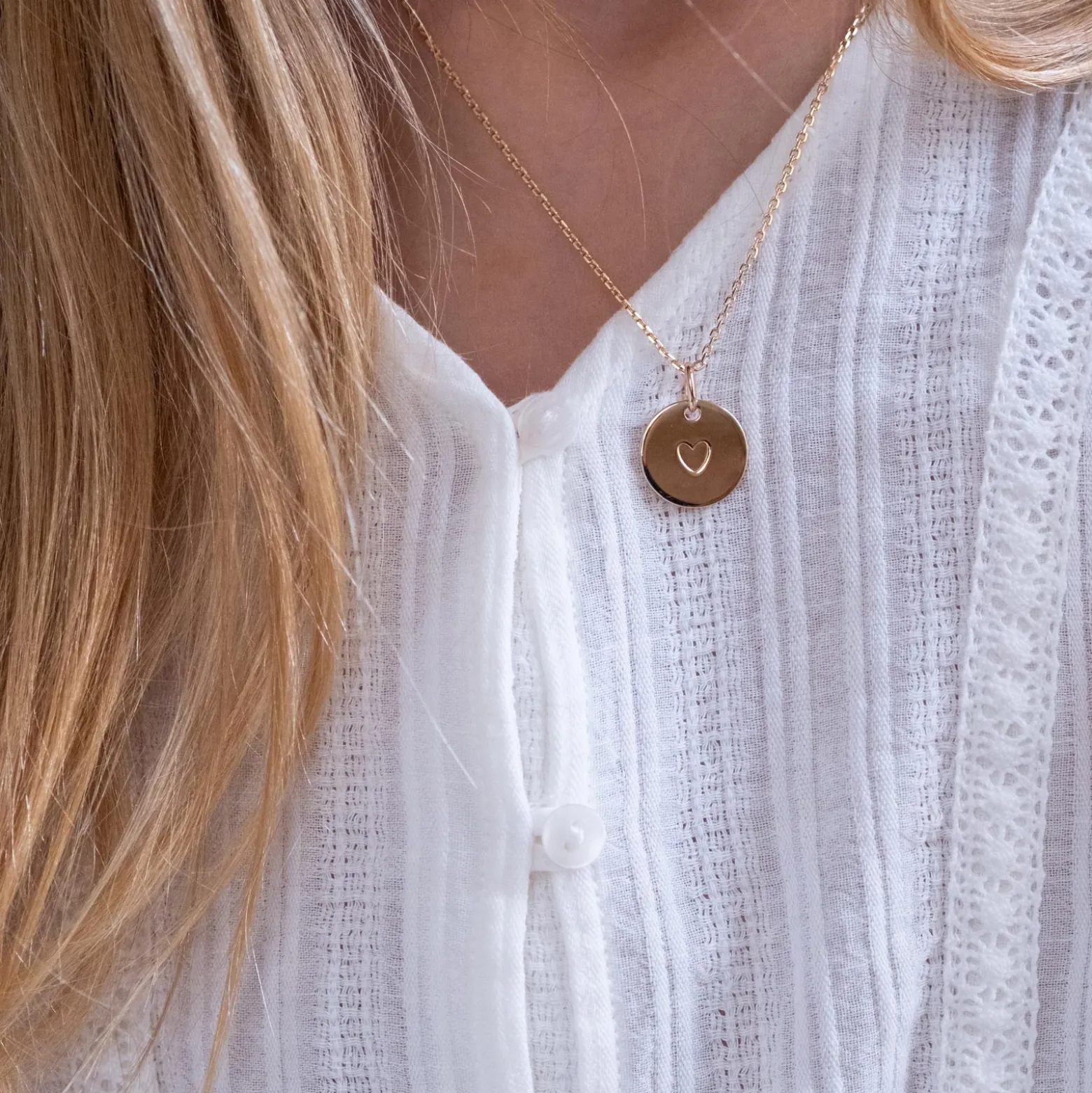 Pendentif enfant personnalisé coeur estampillé plaqué or 15 mm - HappyBulle x Atelier Wagram