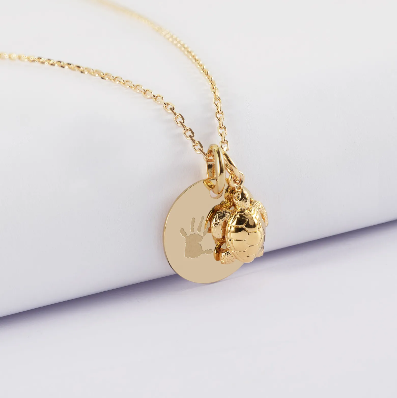 Pendentif enfant personnalisé médaille gravée plaqué or 15 mm et breloque tortue 10 mm