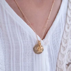 Pendentif enfant personnalisé médaille gravée plaqué or 15 mm et breloque tortue 10 mm
