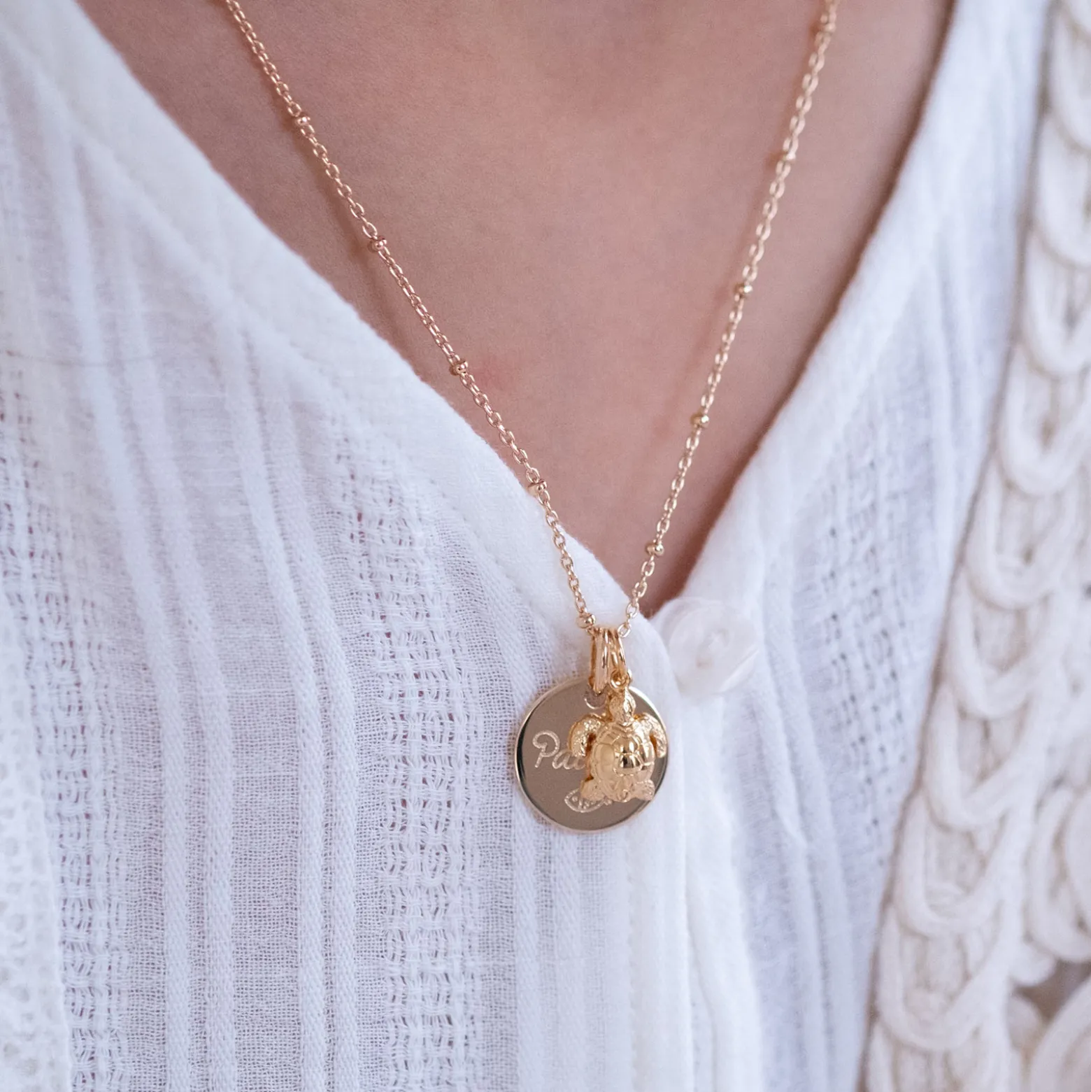 Pendentif enfant personnalisé médaille gravée plaqué or 15 mm et breloque tortue 10 mm
