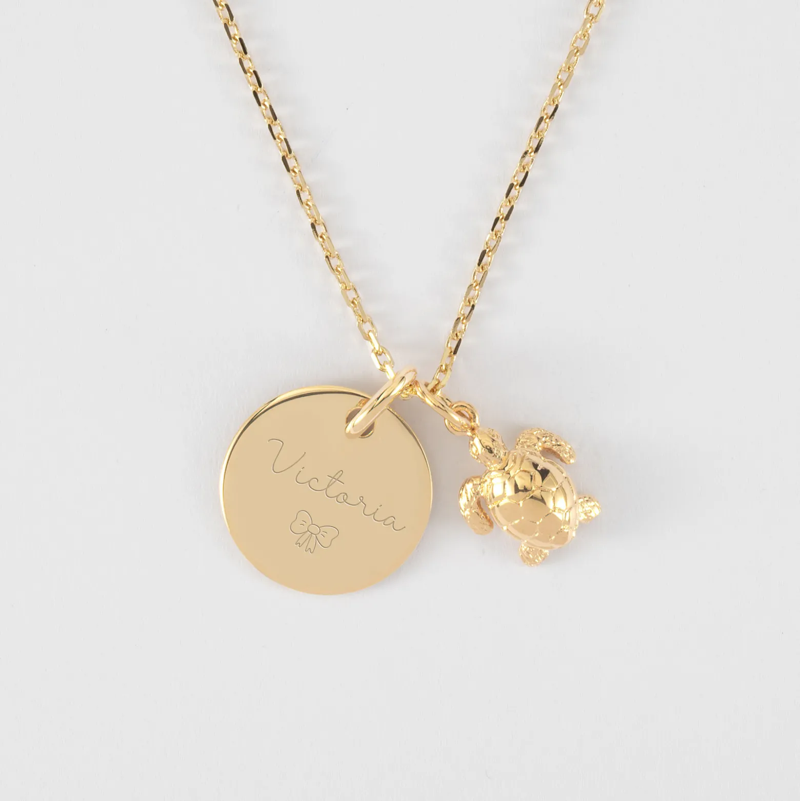 Pendentif enfant personnalisé médaille gravée plaqué or 15 mm et breloque tortue 10 mm