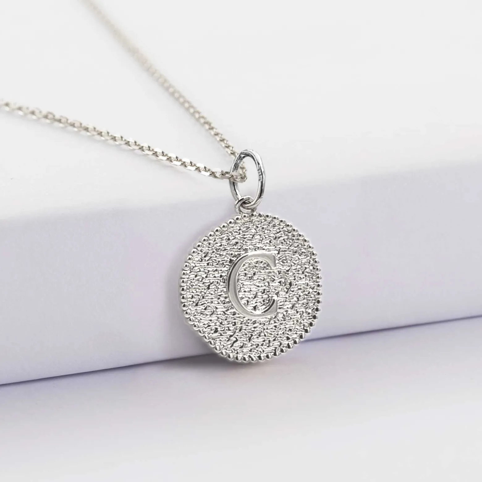 Pendentif enfant personnalisé médaille gravée argent lettre initiale texturée 14 mm