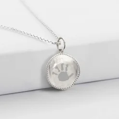 Pendentif enfant personnalisé médaille gravée argent lettre initiale texturée 14 mm