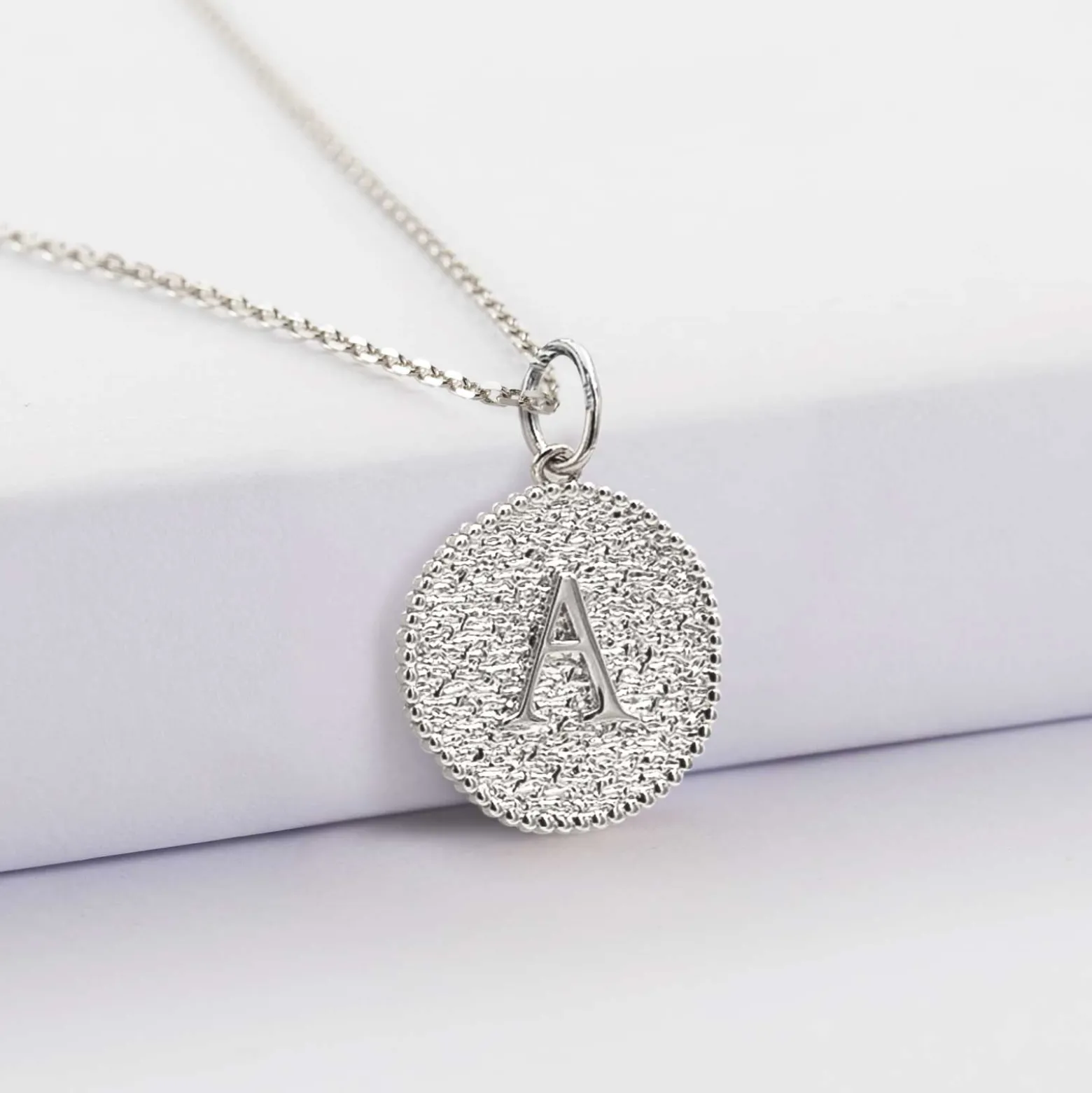 Pendentif enfant personnalisé médaille gravée argent lettre initiale texturée 14 mm