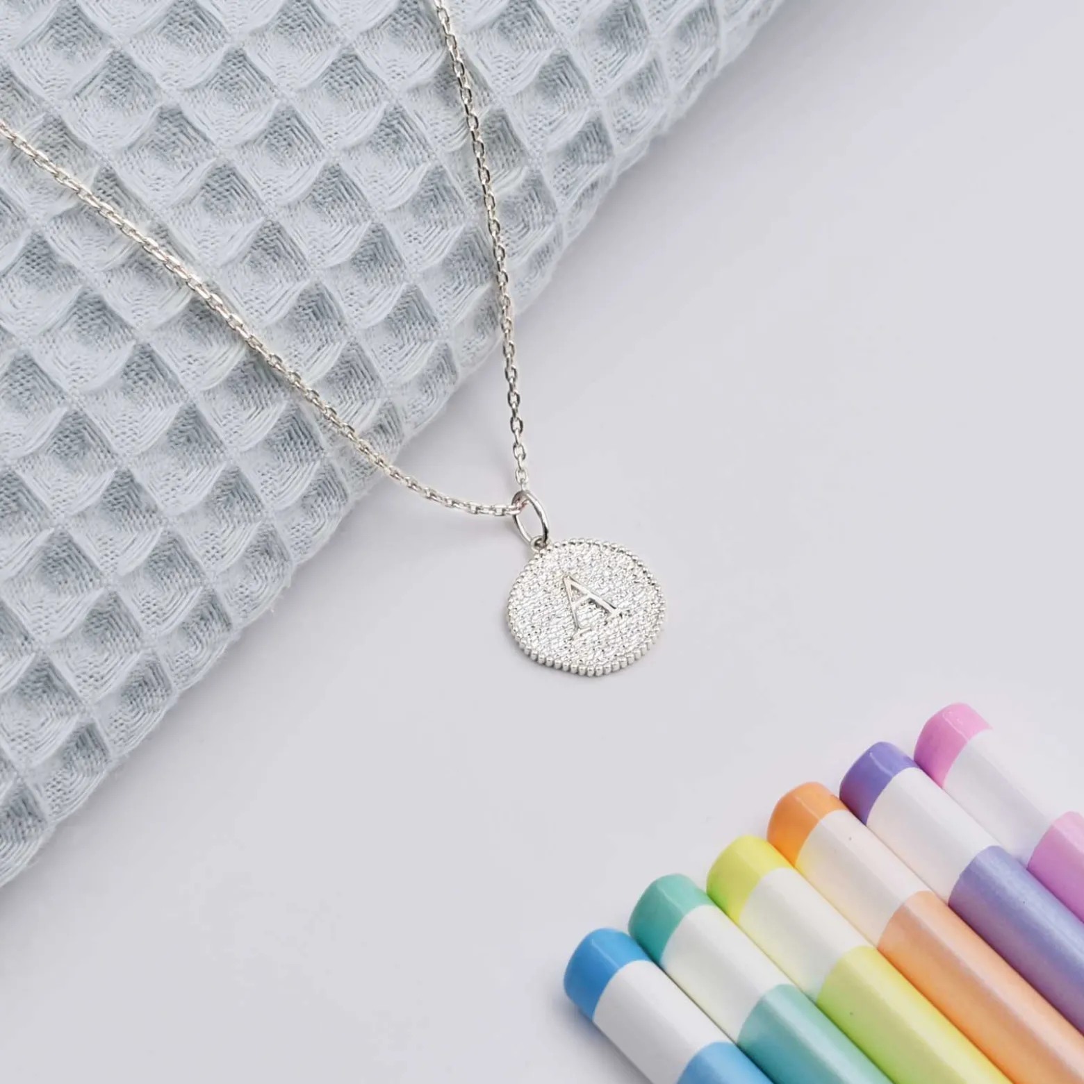 Pendentif enfant personnalisé médaille gravée argent lettre initiale texturée 14 mm