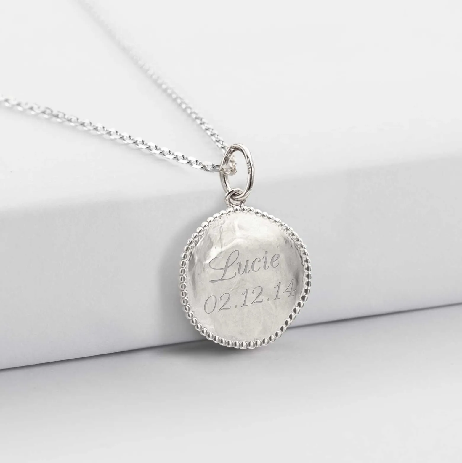 Pendentif enfant personnalisé médaille gravée argent lettre initiale texturée 14 mm