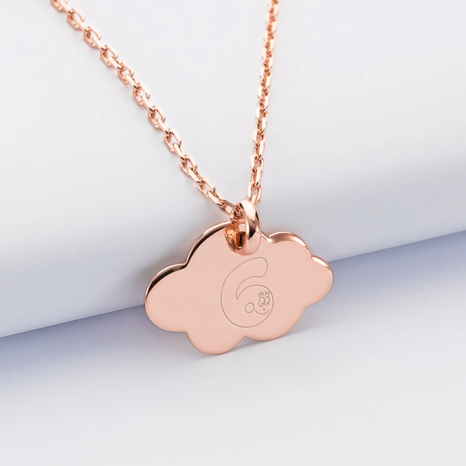 Pendentif enfant personnalisé médaille gravée plaqué or rose nuage 20x14 mm - HappyBulle x Barbapapa