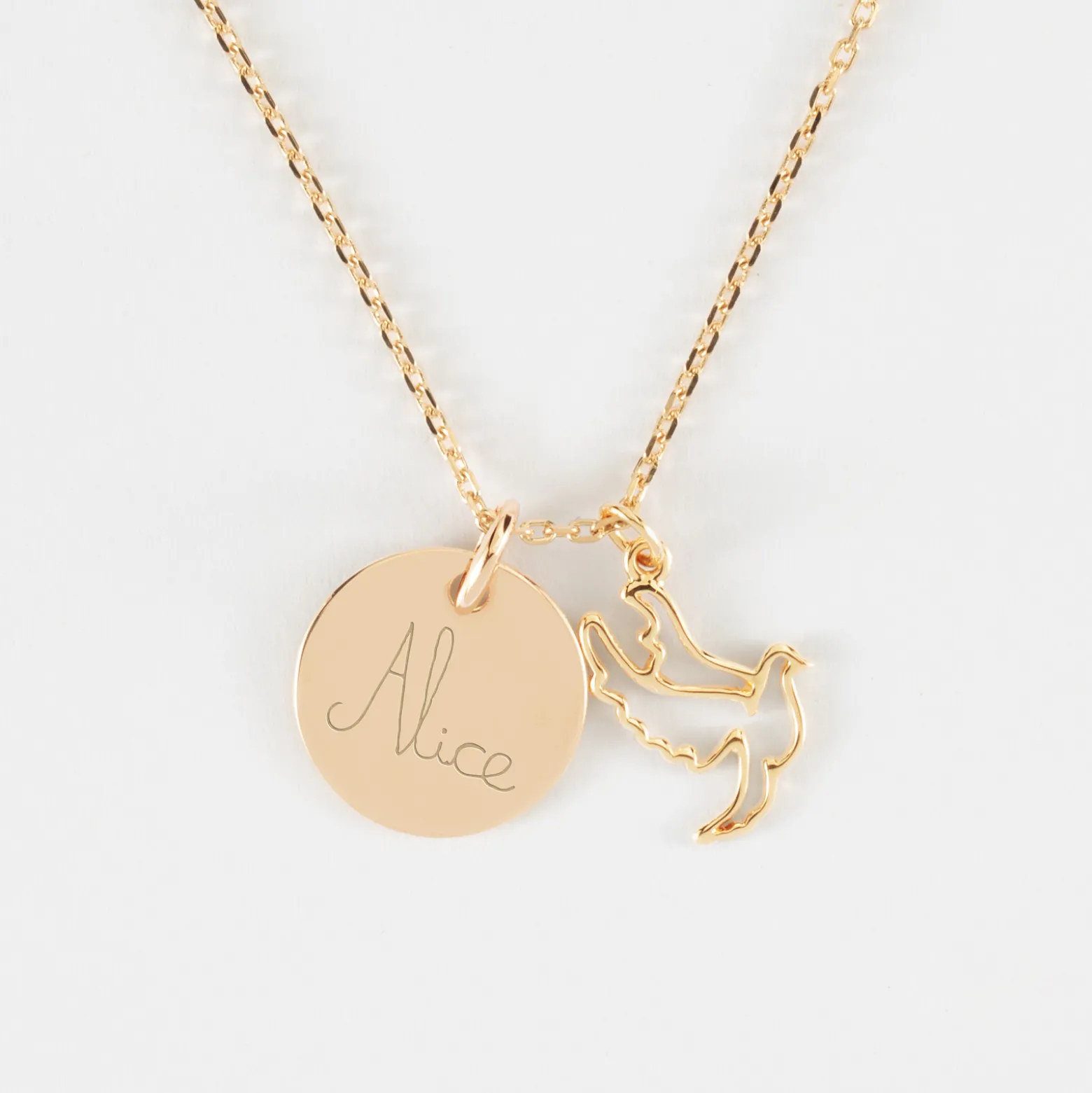 Pendentif enfant personnalisé médaille gravée plaqué or 15 mm et breloque colombe 18 mm
