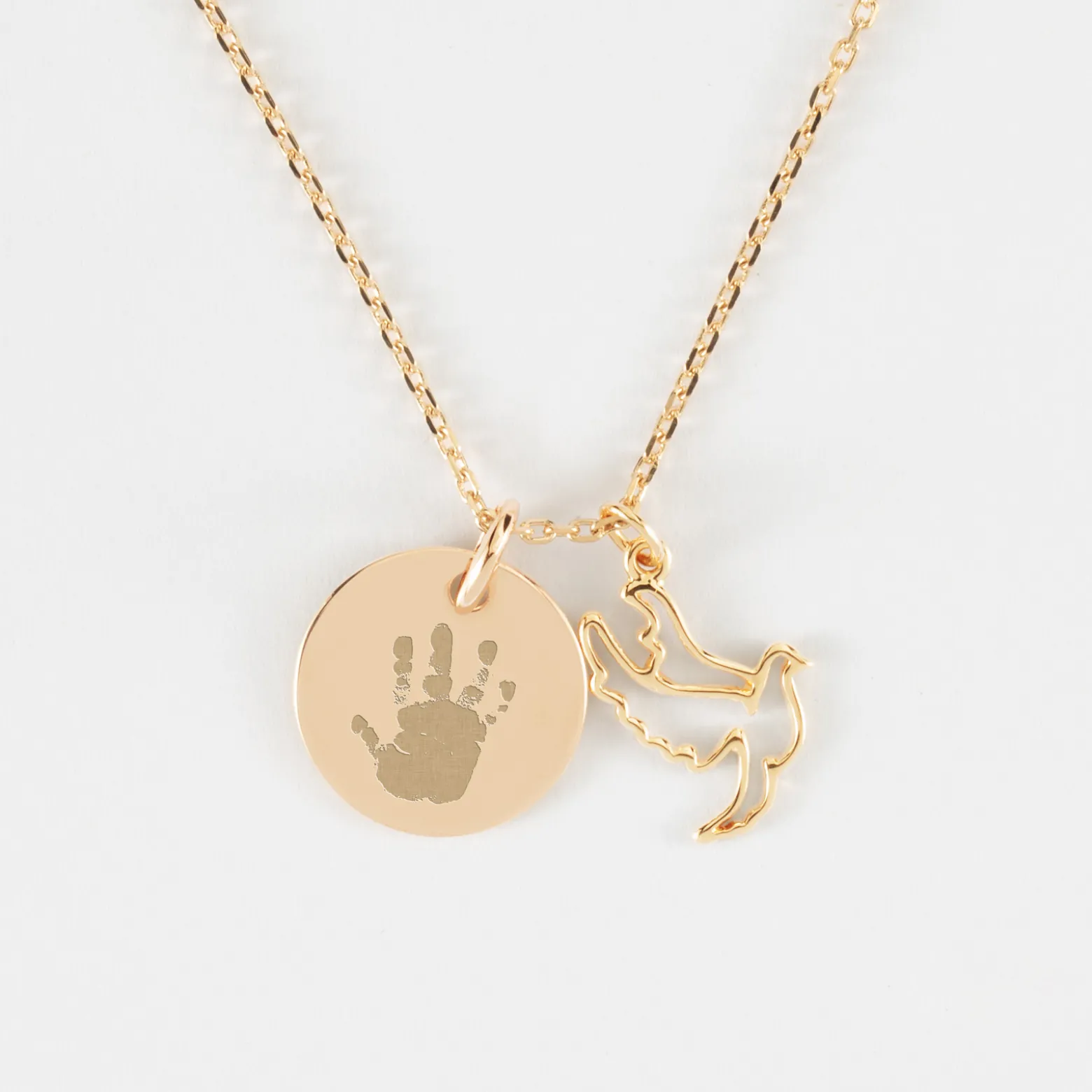 Pendentif enfant personnalisé médaille gravée plaqué or 15 mm et breloque colombe 18 mm