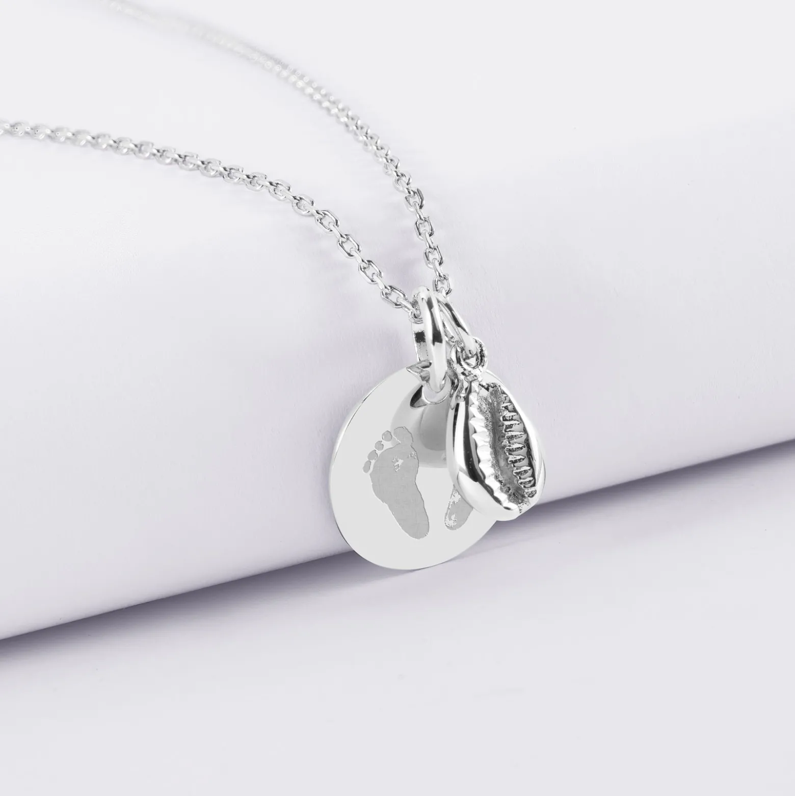 Pendentif enfant personnalisé médaille gravée argent 15 mm et breloque coquillage cauri 10 mm