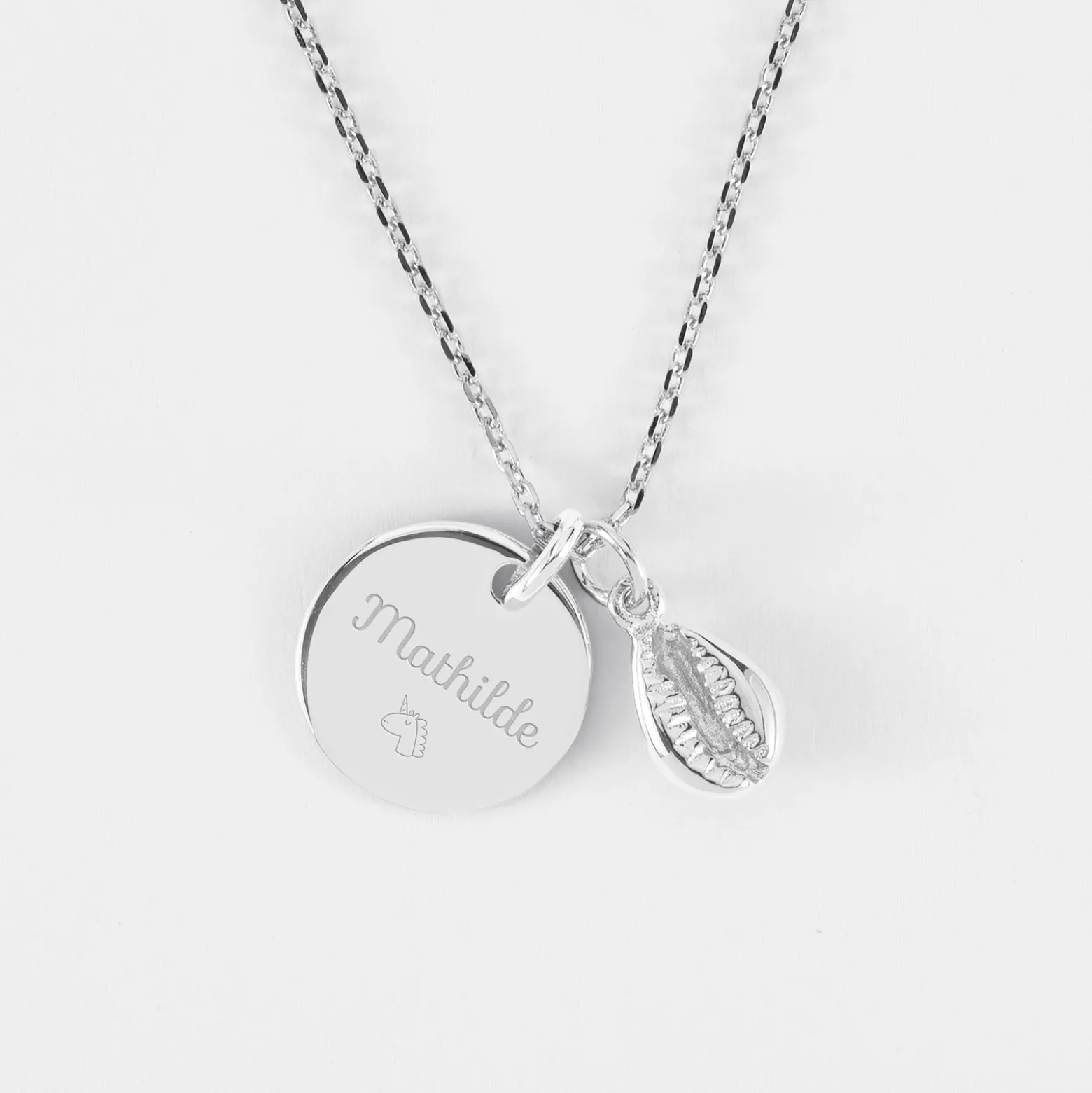 Pendentif enfant personnalisé médaille gravée argent 15 mm et breloque coquillage cauri 10 mm