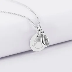 Pendentif enfant personnalisé médaille gravée argent 15 mm et breloque coquillage cauri 10 mm