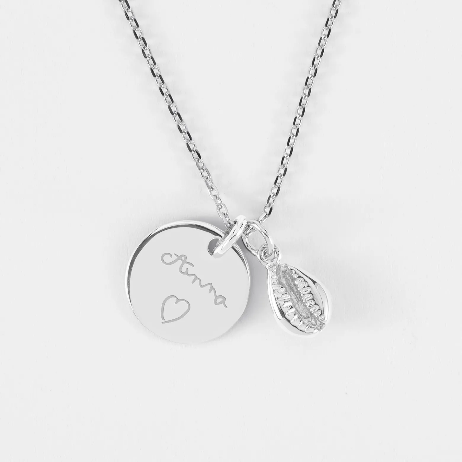 Pendentif enfant personnalisé médaille gravée argent 15 mm et breloque coquillage cauri 10 mm