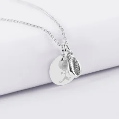 Pendentif enfant personnalisé médaille gravée argent 15 mm et breloque coquillage cauri 10 mm