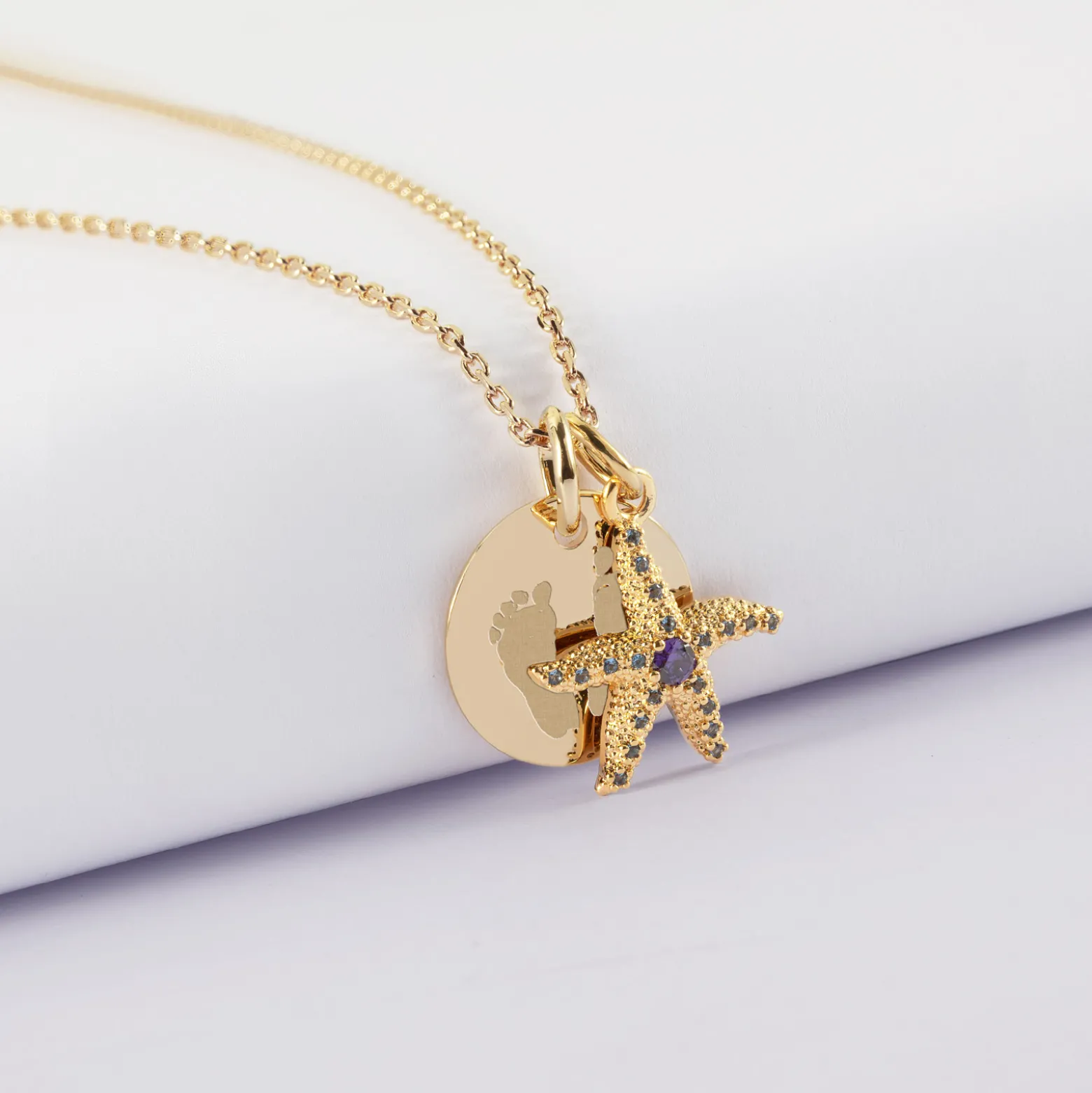 Pendentif enfant personnalisé médaille gravée plaqué or 15 mm et breloque étoile de mer scintillante zircons bleus 15 mm