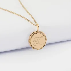 Pendentif enfant personnalisé médaille contour fleur gravée plaqué or 15 mm