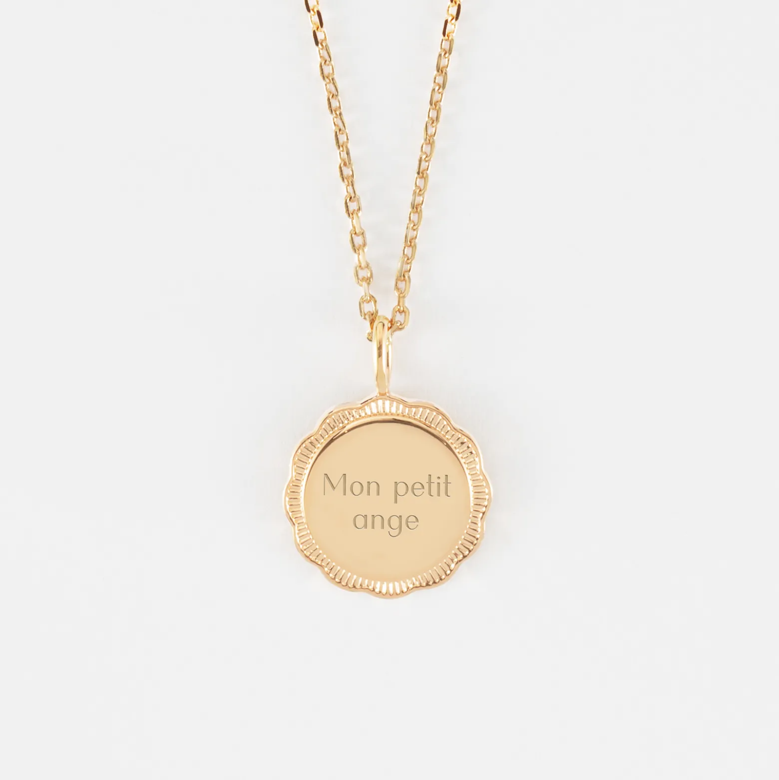 Pendentif enfant personnalisé médaille contour fleur gravée plaqué or 15 mm