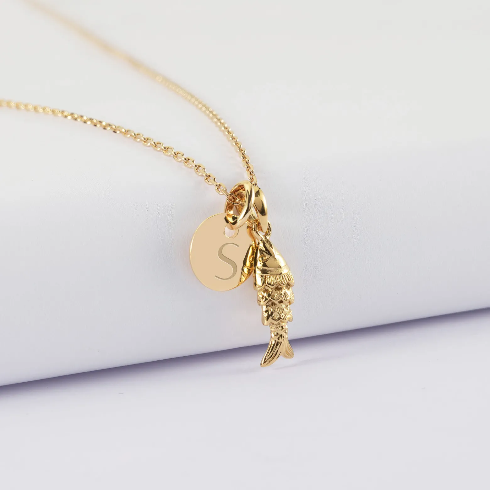 Pendentif enfant personnalisé médaille gravée plaqué or 10 mm et breloque poisson articulé 15 mm