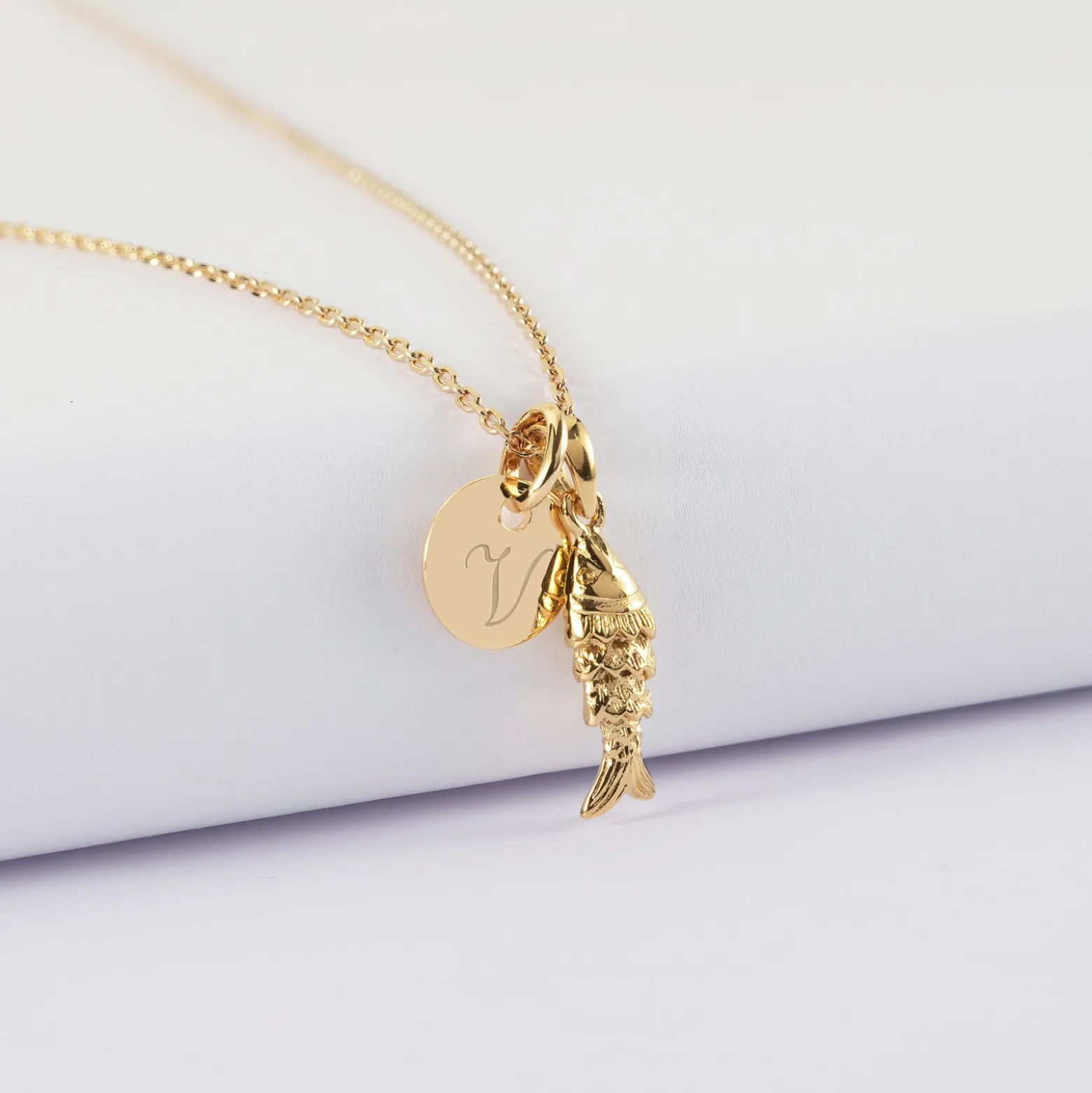 Pendentif enfant personnalisé médaille gravée plaqué or 10 mm et breloque poisson articulé 15 mm