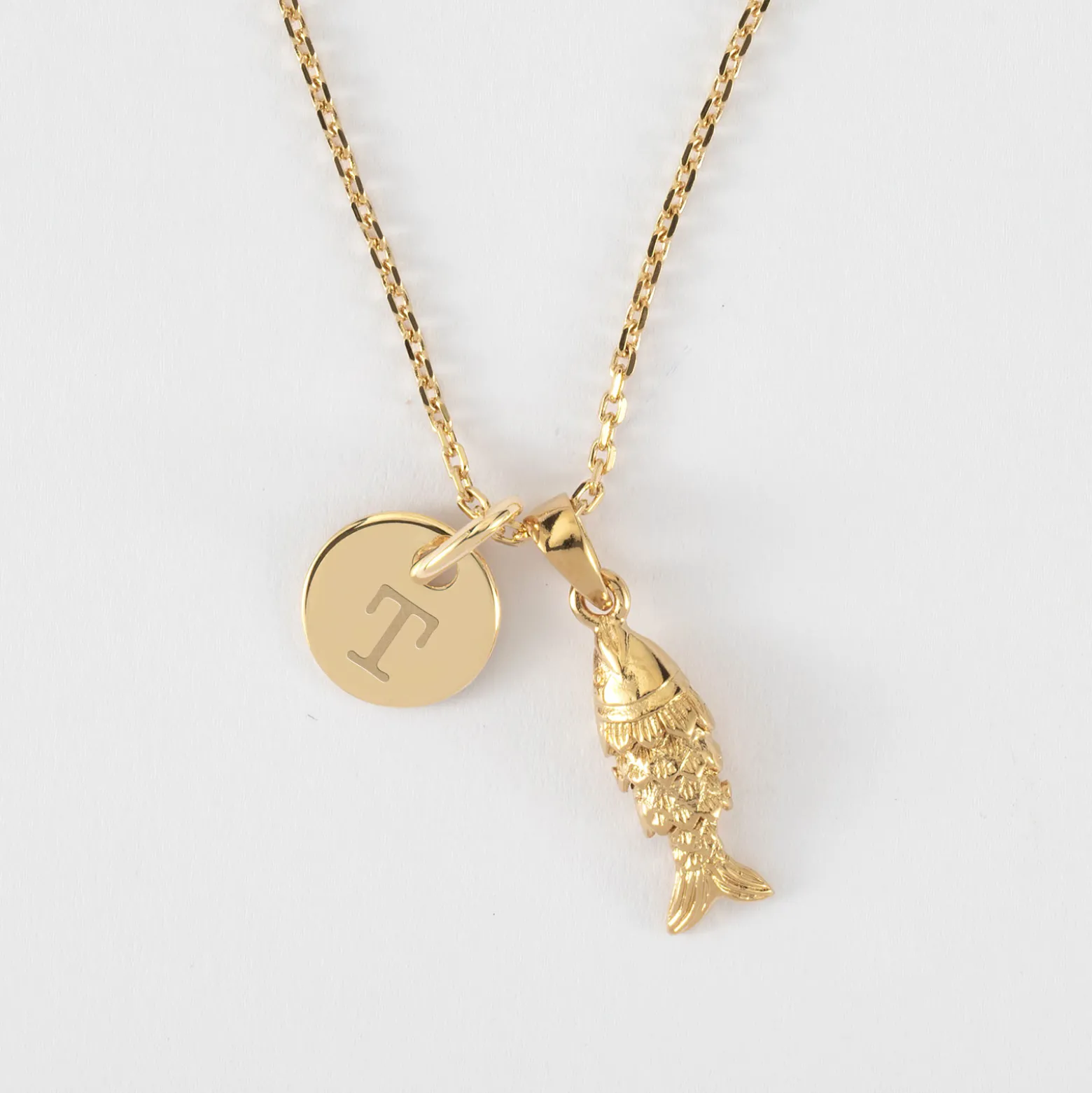 Pendentif enfant personnalisé médaille gravée plaqué or 10 mm et breloque poisson articulé 15 mm
