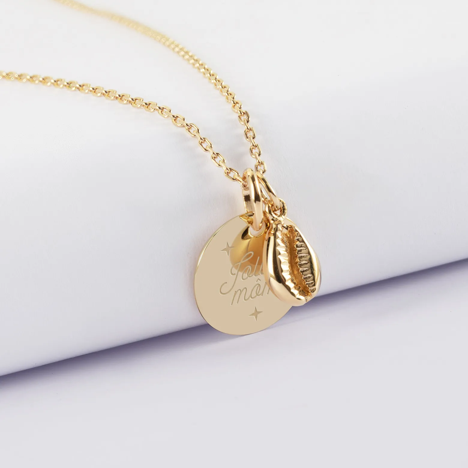 Pendentif enfant personnalisé médaille gravée plaqué or 15 mm et breloque coquillage cauri 10 mm