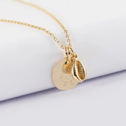 Pendentif enfant personnalisé médaille gravée plaqué or 15 mm et breloque coquillage cauri 10 mm