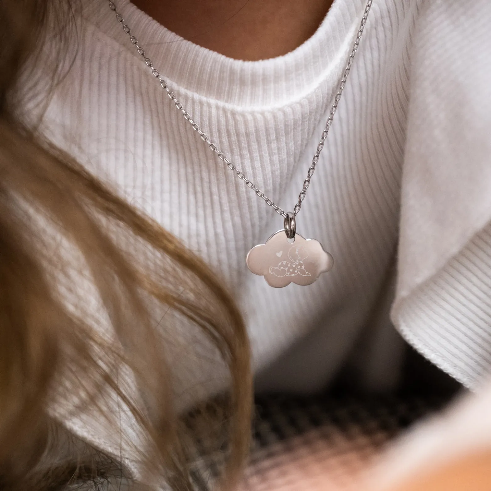 Pendentif enfant personnalisé illustration bébé médaille gravée argent nuage 20x14 mm - HappyBulle x Marie Savart