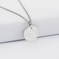 Pendentif enfant personnalisé médaille martelée gravée argent 15 mm