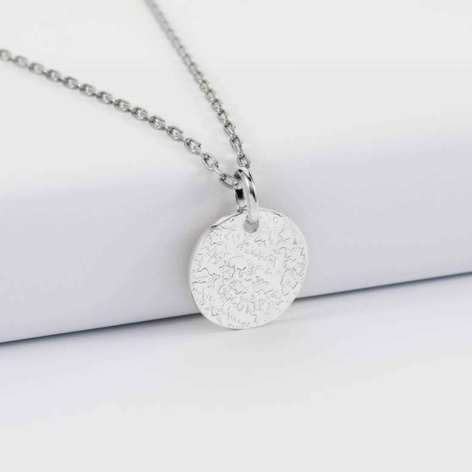 Pendentif enfant personnalisé médaille martelée gravée argent 15 mm
