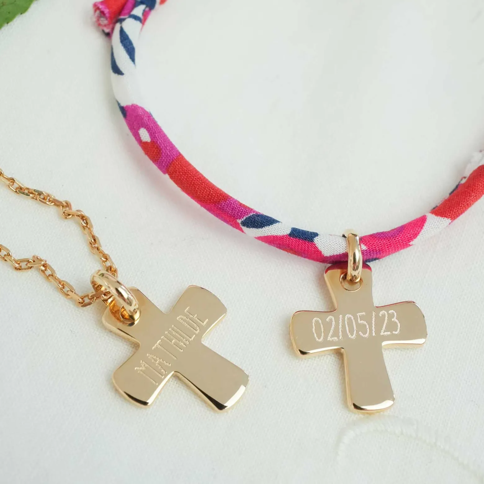 Pendentif enfant personnalisé prénom médaille gravée plaqué or croix 15x13 mm