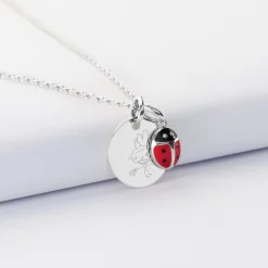 Pendentif enfant personnalisé médaille gravée argent 15 mm et breloque email coccinelle 8 mm