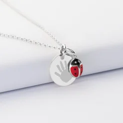 Pendentif enfant personnalisé médaille gravée argent 15 mm et breloque email coccinelle 8 mm