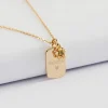 Pendentif enfant personnalisé médaille gravée plaqué or rectangle 17x11 mm et breloque fleur zircon plaqué or 8 mm