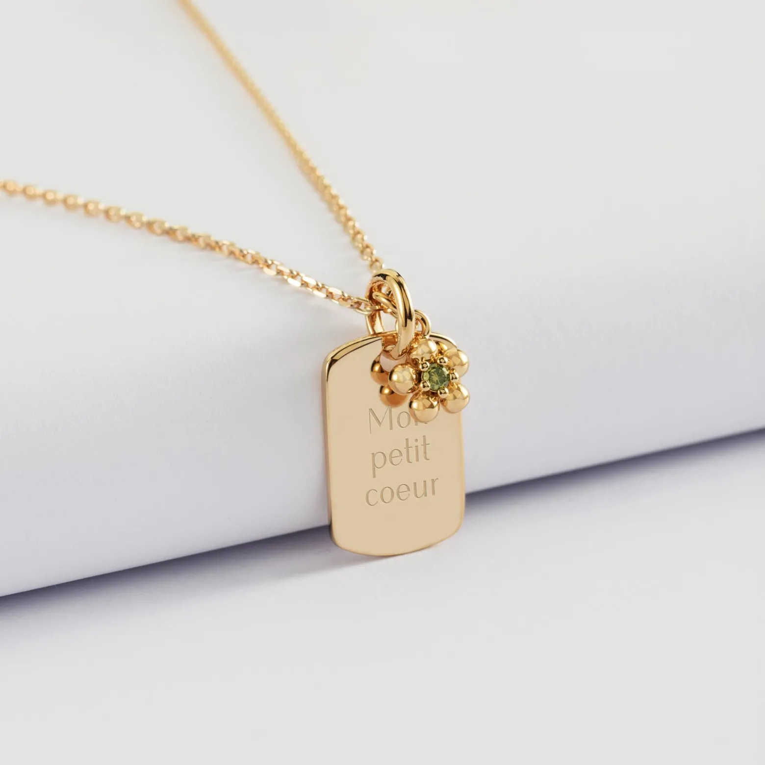Pendentif enfant personnalisé médaille gravée plaqué or rectangle 17x11 mm et breloque fleur zircon plaqué or 8 mm
