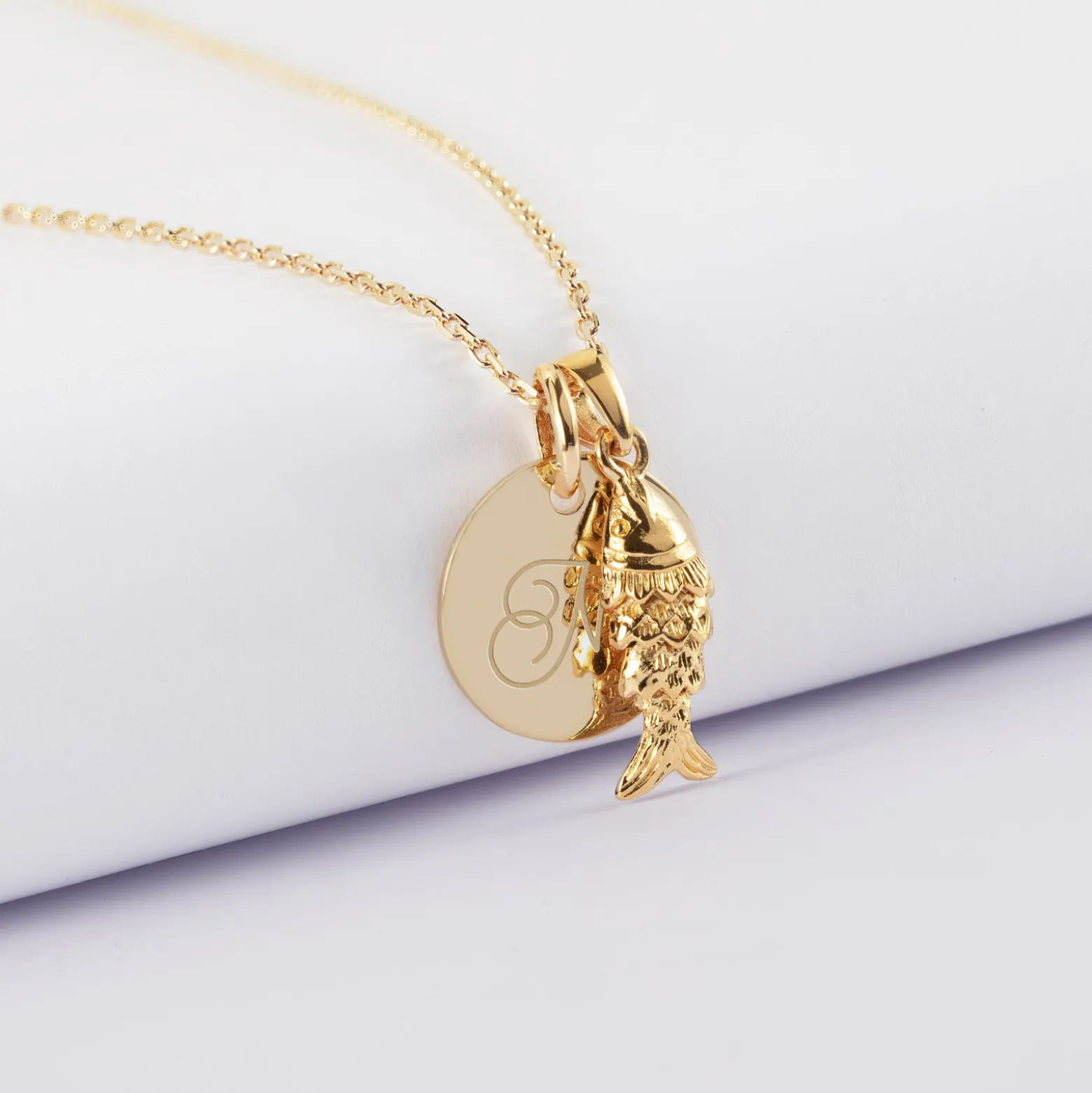 Pendentif enfant personnalisé médaille gravée plaqué or 15 mm et breloque poisson articulé 15 mm