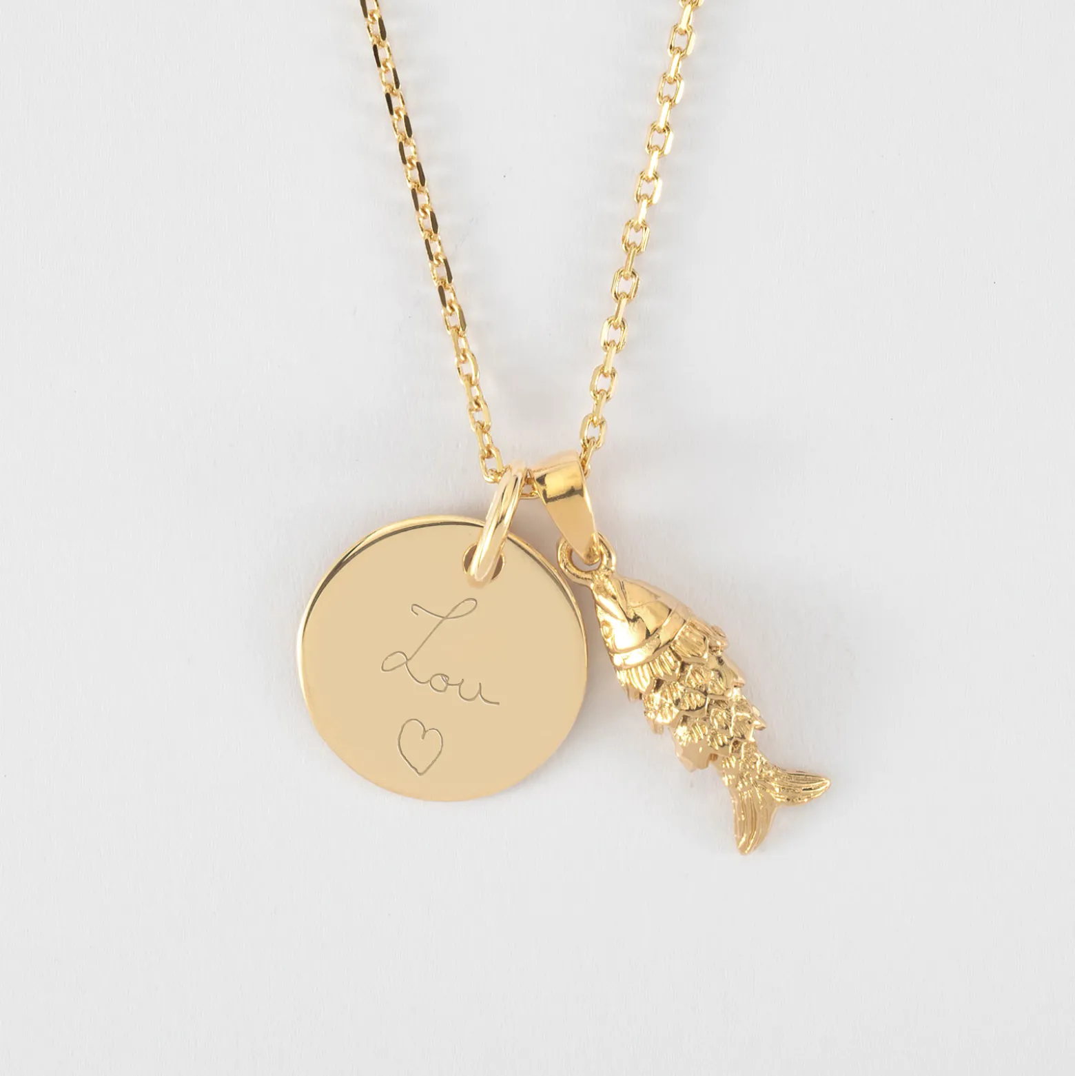Pendentif enfant personnalisé médaille gravée plaqué or 15 mm et breloque poisson articulé 15 mm