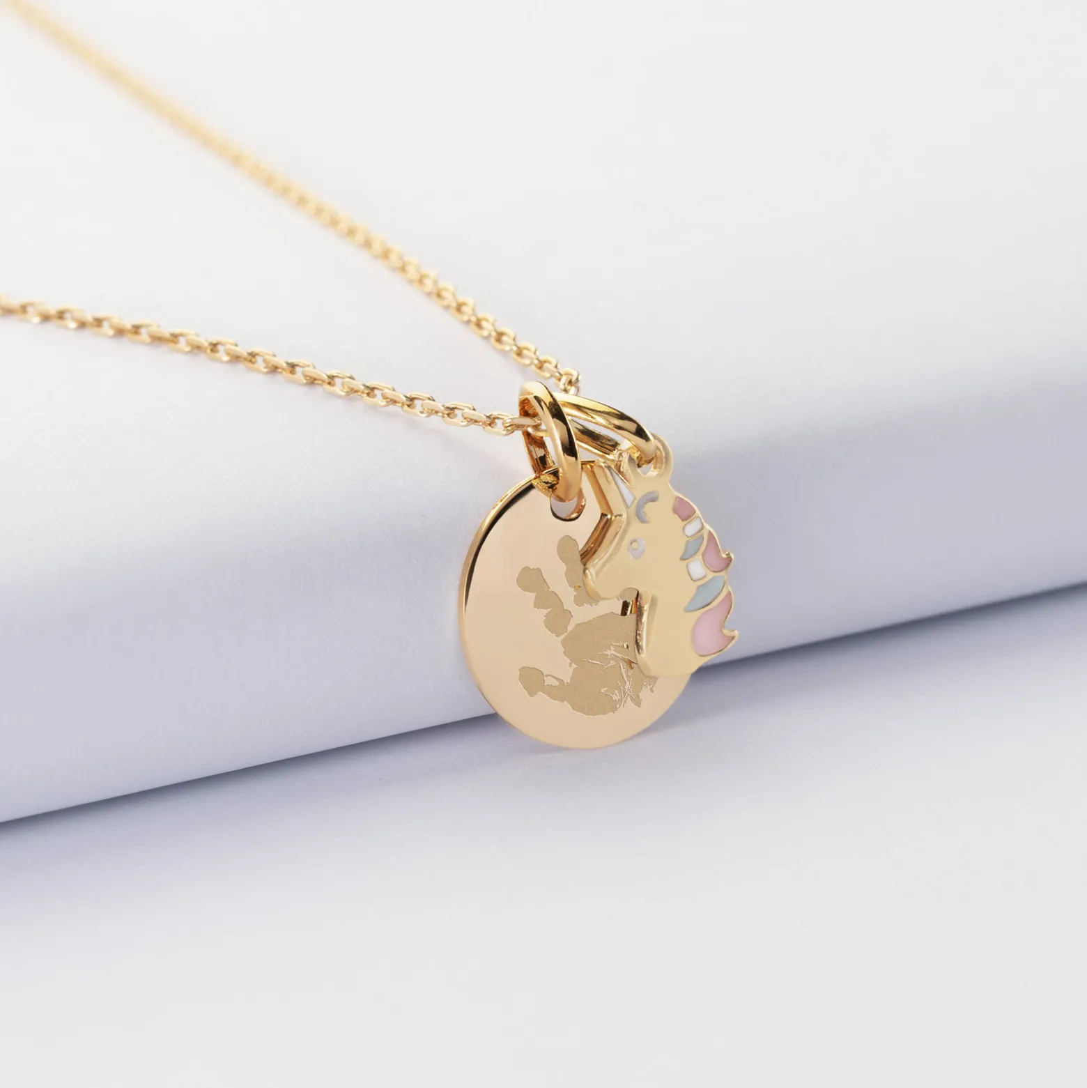 Pendentif enfant personnalisé médaille gravée plaqué or 15 mm et breloque email licorne 12 mm