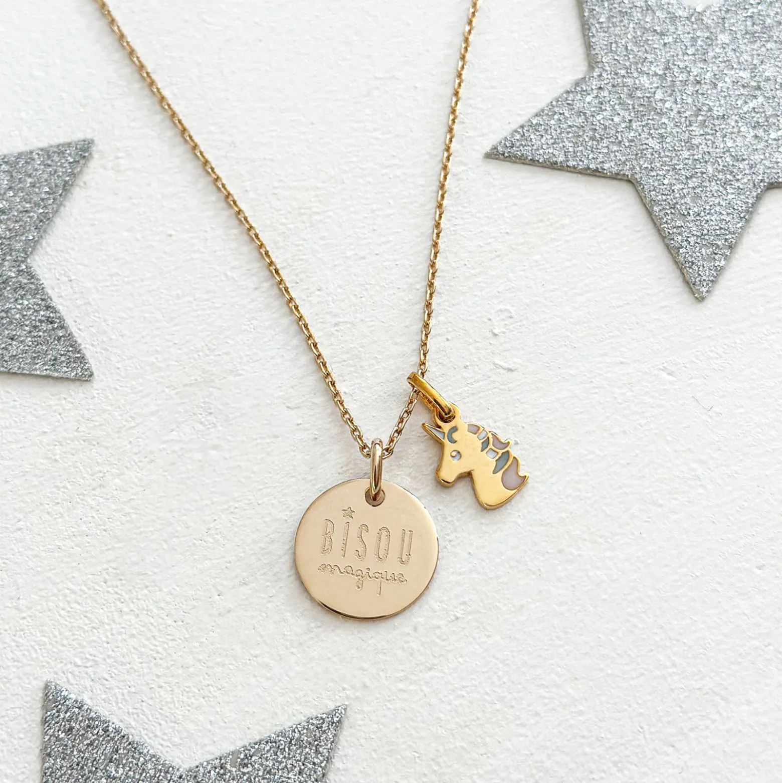 Pendentif enfant personnalisé médaille gravée plaqué or 15 mm et breloque email licorne 12 mm
