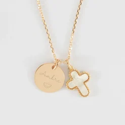 Pendentif enfant personnalisé médaille gravée plaqué or 15 mm et breloque croix nacre 16 mm