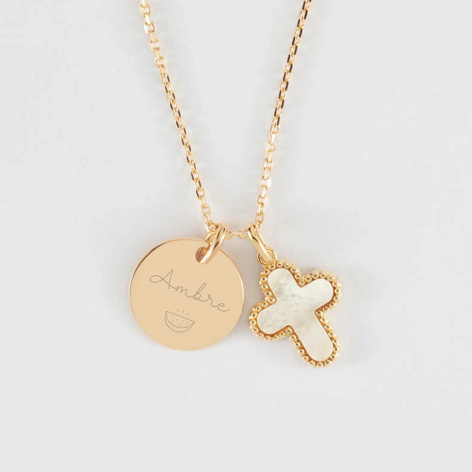 Pendentif enfant personnalisé médaille gravée plaqué or 15 mm et breloque croix nacre 16 mm
