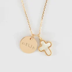 Pendentif enfant personnalisé médaille gravée plaqué or 15 mm et breloque croix nacre 16 mm