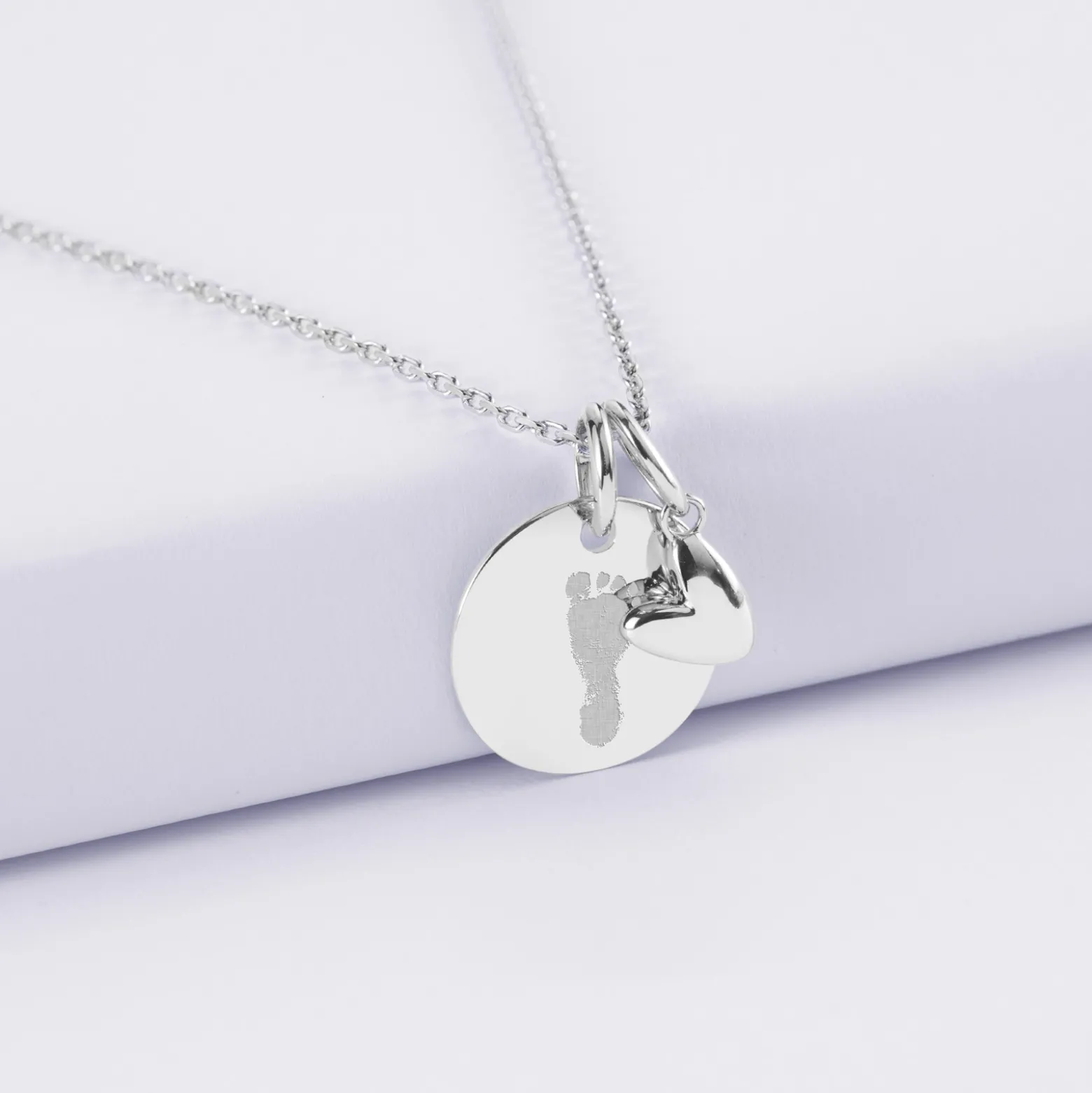 Pendentif enfant personnalisé médaille gravée argent 15 mm et breloque petit coeur bombé 7 mm - HappyBulle x Atelier Wagram