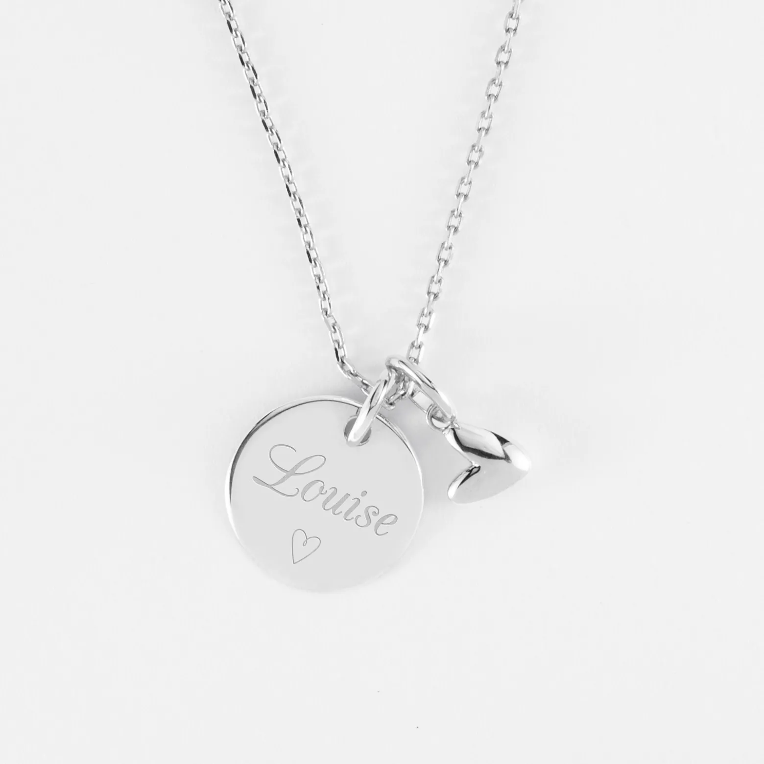Pendentif enfant personnalisé médaille gravée argent 15 mm et breloque petit coeur bombé 7 mm - HappyBulle x Atelier Wagram