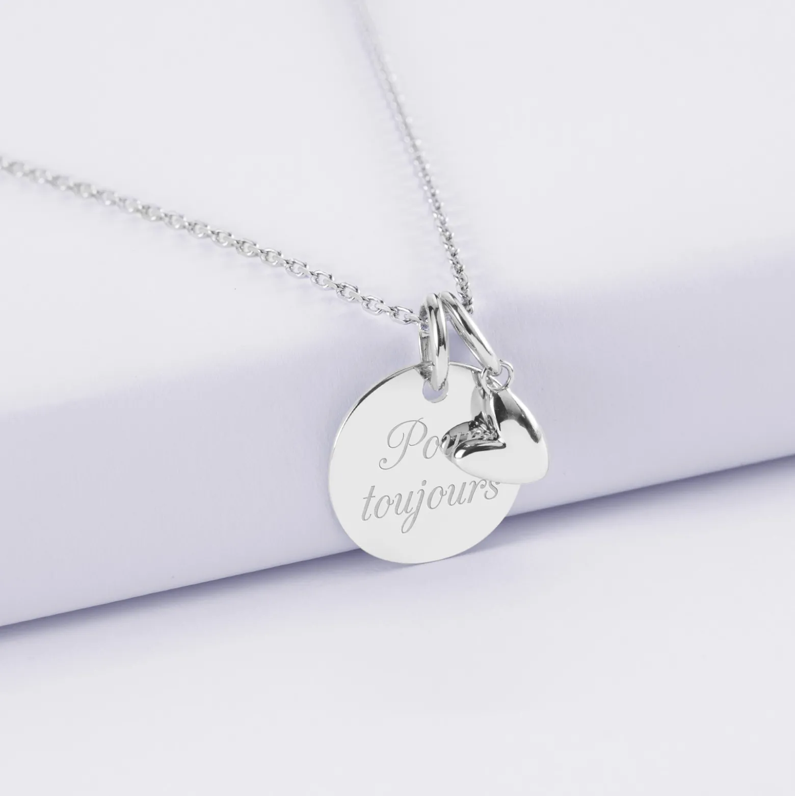 Pendentif enfant personnalisé médaille gravée argent 15 mm et breloque petit coeur bombé 7 mm - HappyBulle x Atelier Wagram